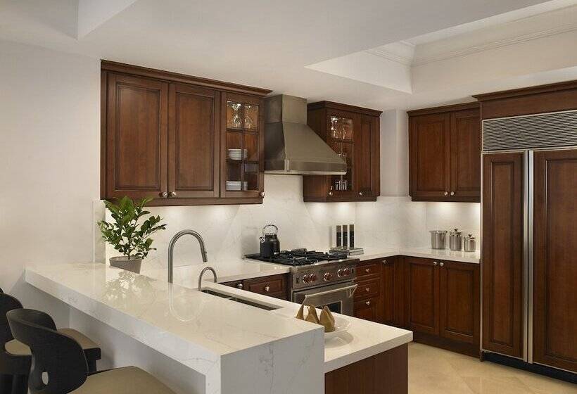 هتل Acqualina Resort And Residences