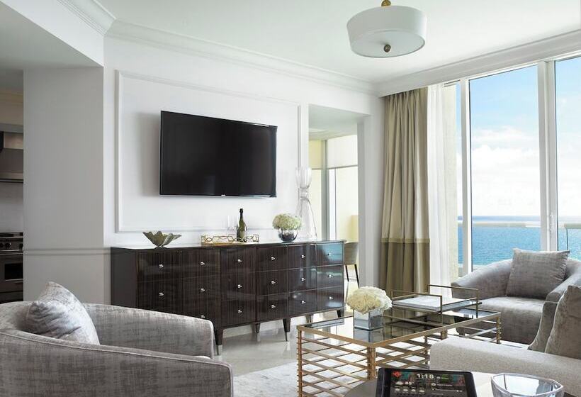 هتل Acqualina Resort And Residences