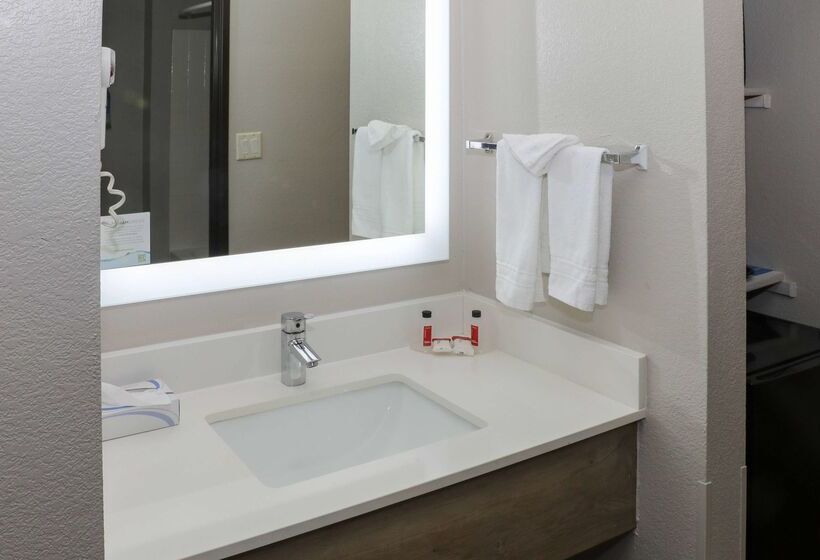 هتل Days Inn & Suites By Wyndham San Antonio North/stone Oak