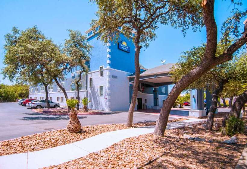 هتل Days Inn & Suites By Wyndham San Antonio North/stone Oak