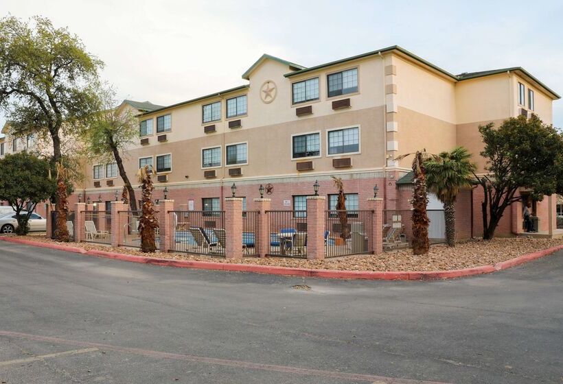هتل Days Inn & Suites By Wyndham San Antonio North/stone Oak