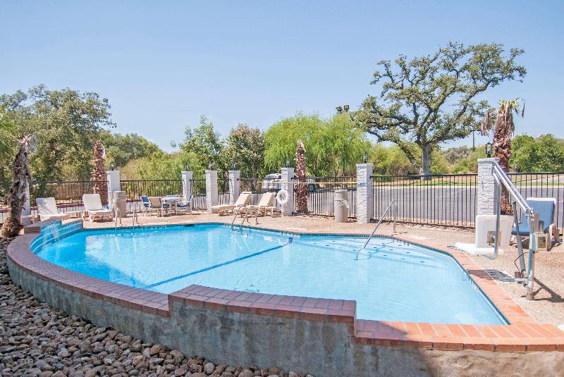 هتل Days Inn & Suites By Wyndham San Antonio North/stone Oak