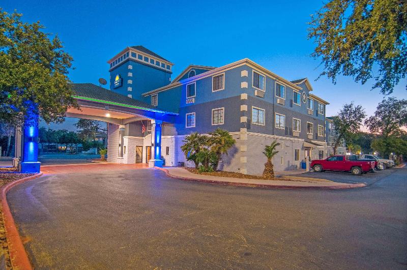 هتل Days Inn By Wyndham Suites San Antonio North/stone Oak