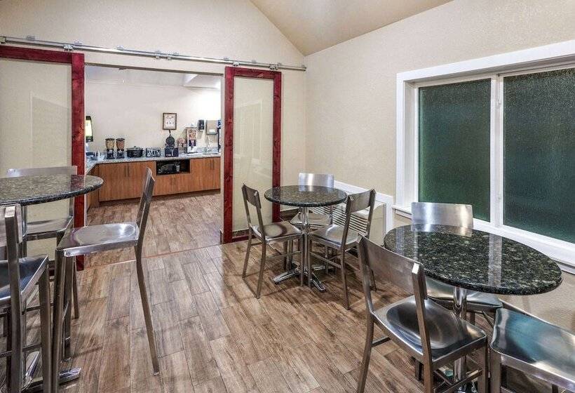 בית מלון כפרי Days Inn & Suites By Wyndham Greeley
