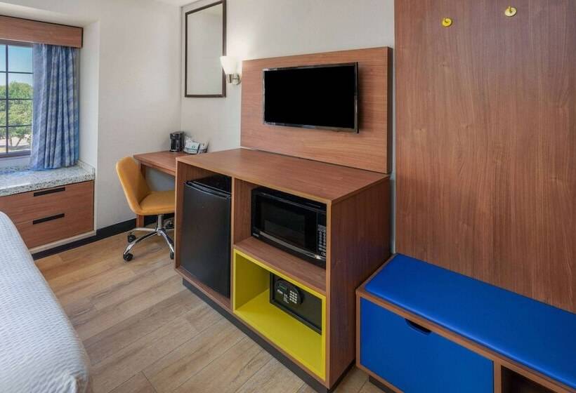 בית מלון כפרי Days Inn & Suites By Wyndham Greeley