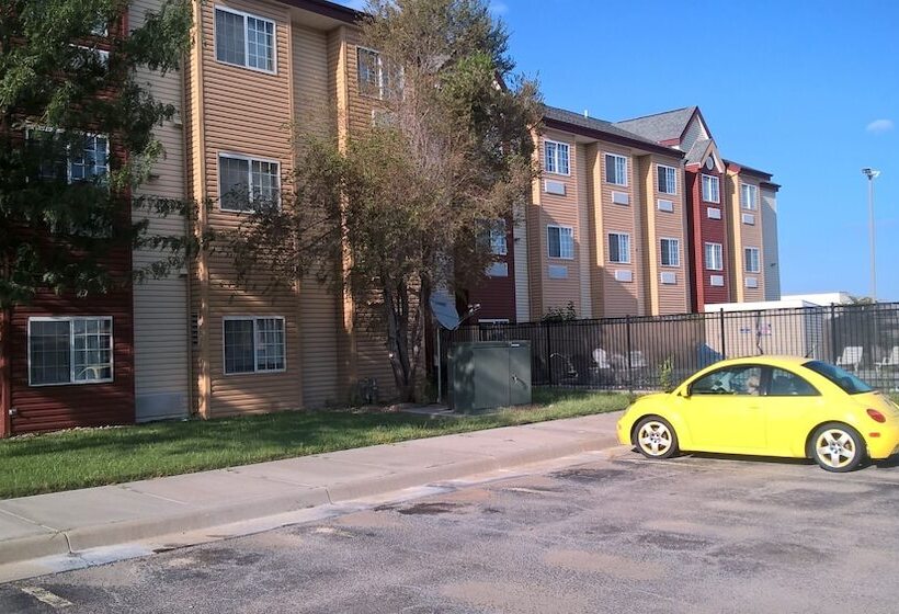 فندق Days Inn & Suites By Wyndham Hutchinson