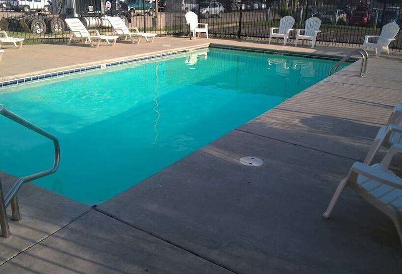 فندق Days Inn & Suites By Wyndham Hutchinson