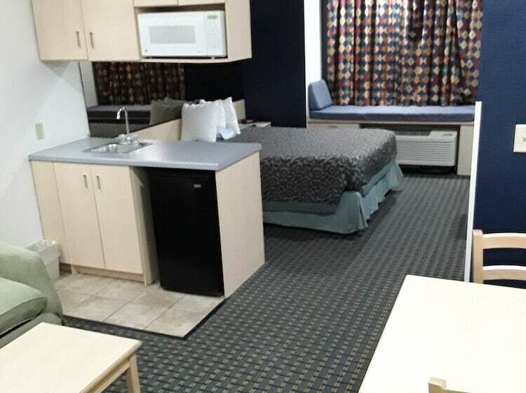 فندق Days Inn & Suites By Wyndham Hutchinson