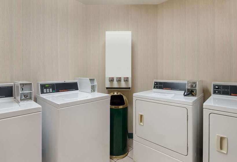 هتل Mainstay Suites Airport