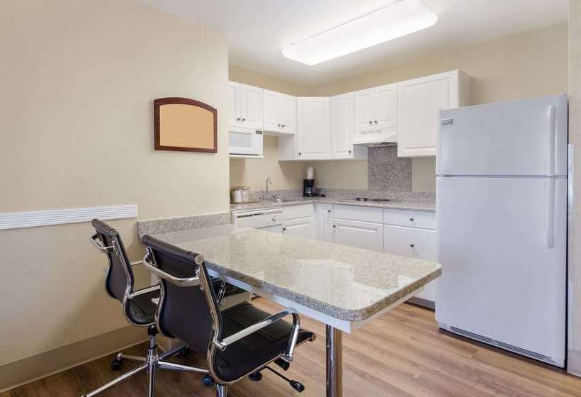هتل Mainstay Suites Airport