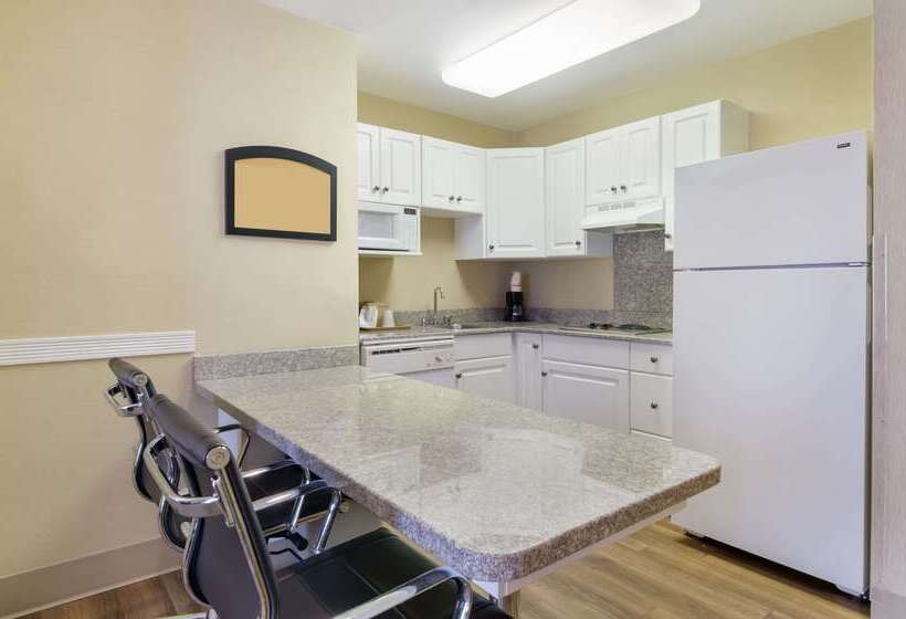 هتل Mainstay Suites Airport