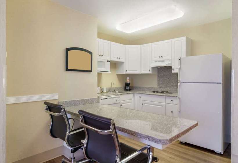 هتل Mainstay Suites Airport