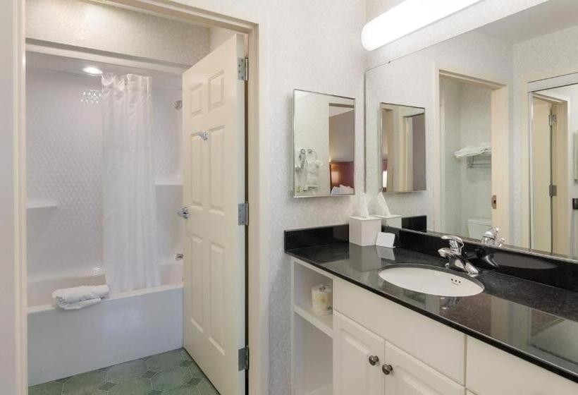 هتل Mainstay Suites Airport