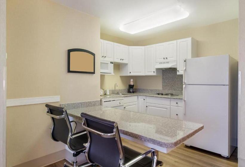 هتل Mainstay Suites Airport