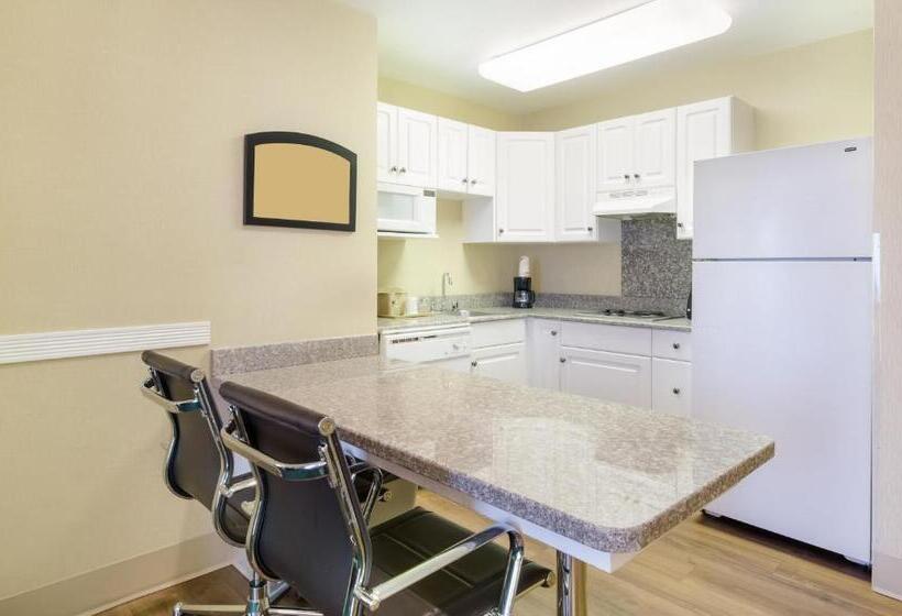هتل Mainstay Suites Airport