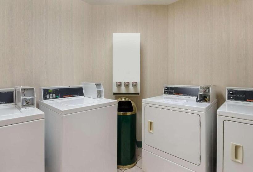هتل Mainstay Suites Airport