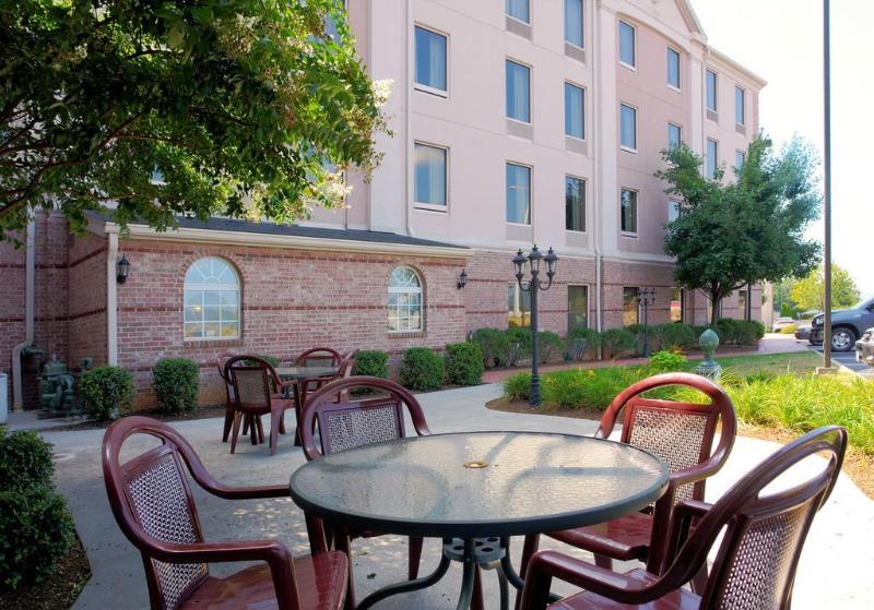 هتل Mainstay Suites Airport