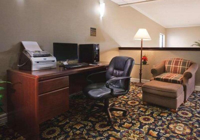 هتل Quality Inn & Suites Near University