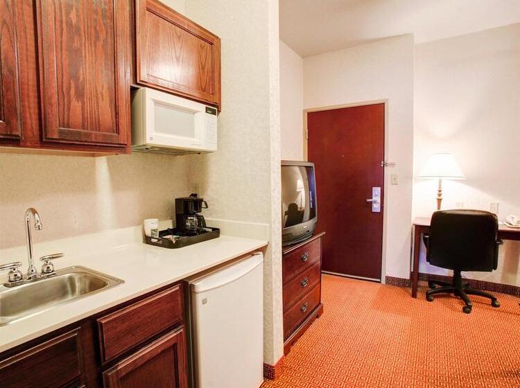 هتل Quality Inn & Suites Near University