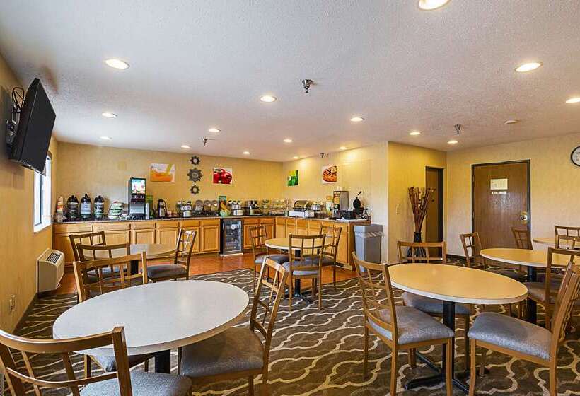 هتل Quality Inn Waverly