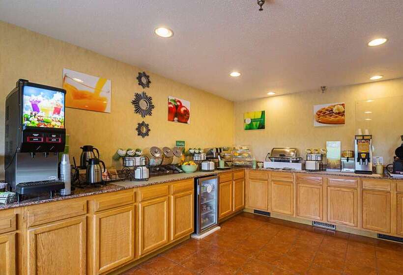 هتل Quality Inn Waverly