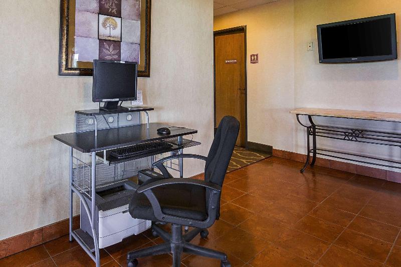 هتل Quality Inn Waverly