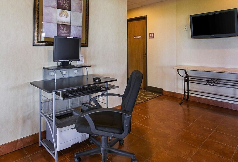 هتل Quality Inn Waverly