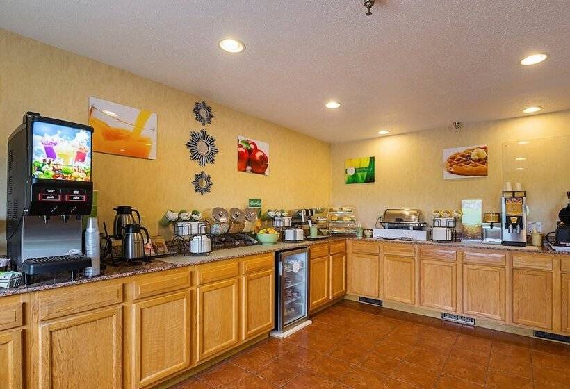 هتل Quality Inn Waverly