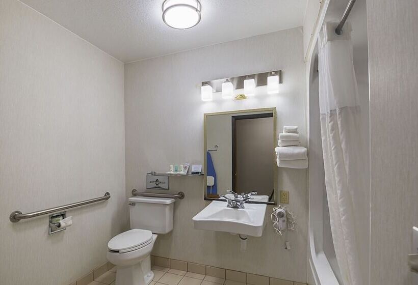 هتل Quality Inn Waverly