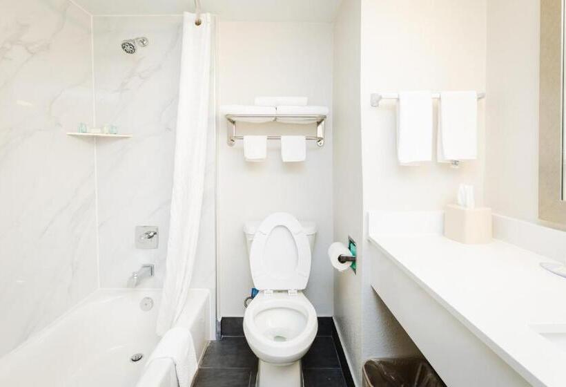هتل Quality Suites Houston Hobby Airport