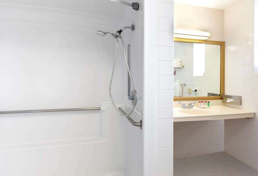 هتل Ramada By Wyndham Jersey City