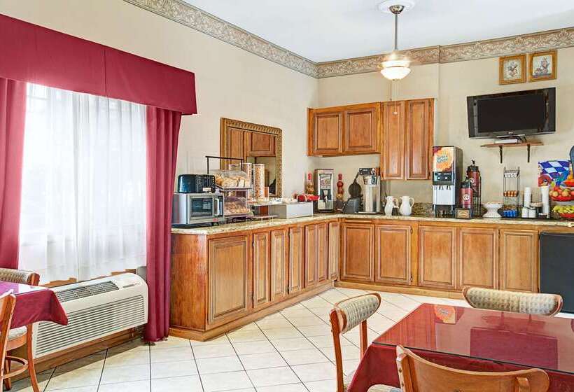هتل Ramada By Wyndham Redondo Beach