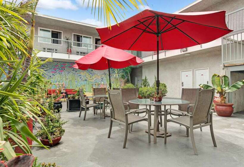هتل Ramada By Wyndham Redondo Beach