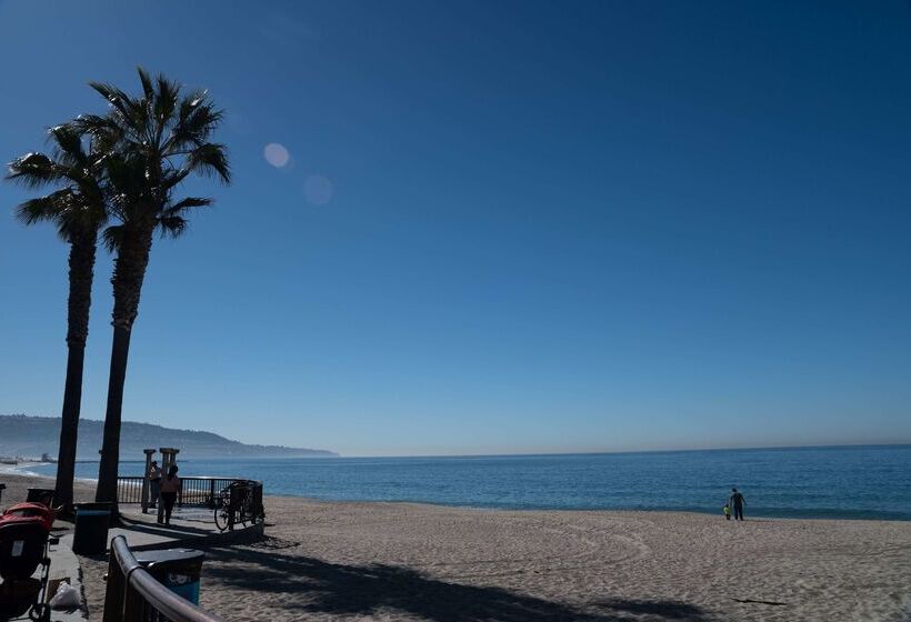 هتل Ramada By Wyndham Redondo Beach