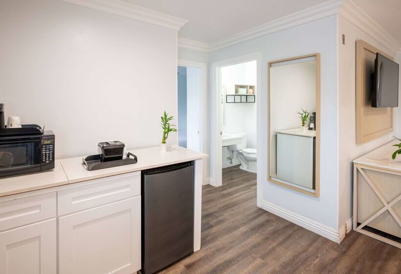 هتل Ramada By Wyndham Redondo Beach