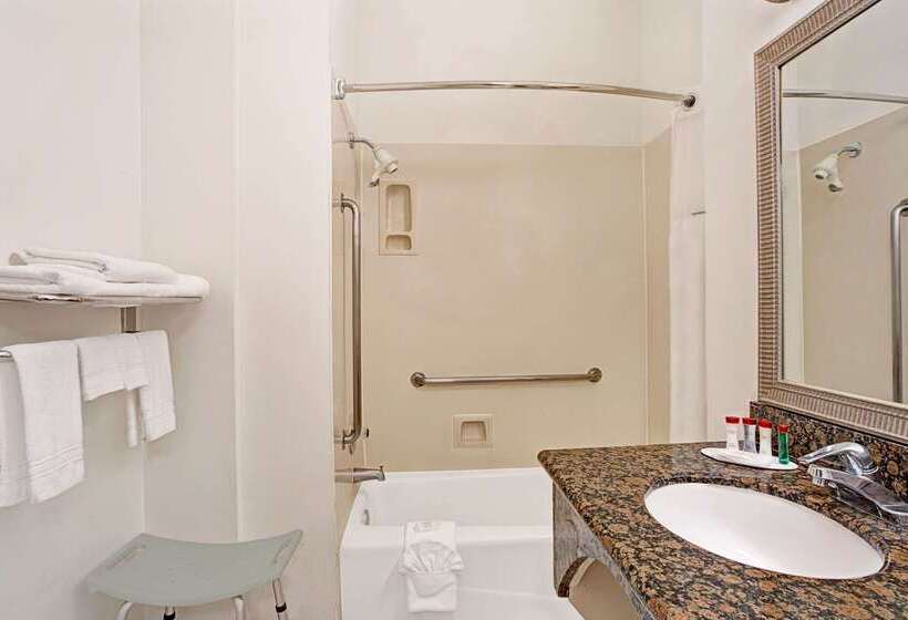 هتل Ramada By Wyndham Redondo Beach