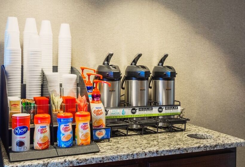 Отель Red Roof Inn Plus+ South Deerfield   Amherst