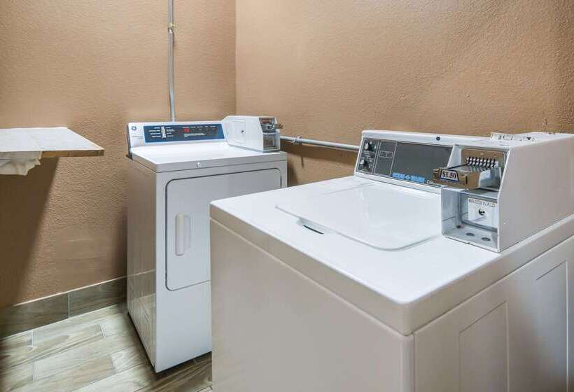 בית מלון כפרי Rodeway Inn Carrollton I 35e