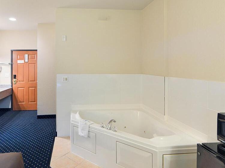 בית מלון כפרי Rodeway Inn Carrollton I 35e