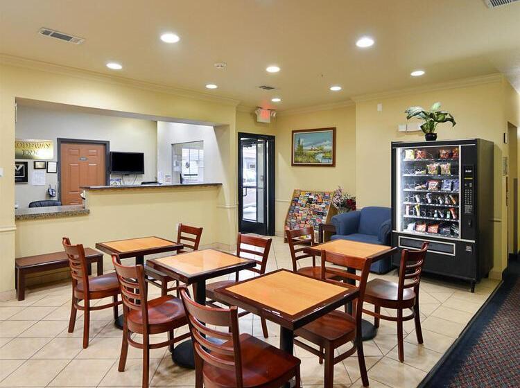 בית מלון כפרי Rodeway Inn Carrollton I 35e