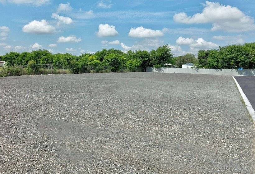 Отель Super 8 By Wyndham New Braunfels I35