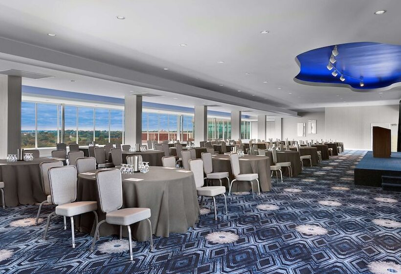هتل The Royal Sonesta Chase Park Plaza St. Louis