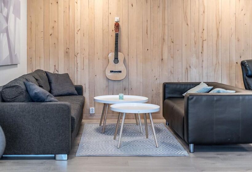 Tallbackens Gård & Vandrarhem   Hostel