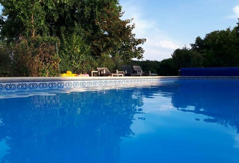 تختخواب و صبحانه Chez Savary
