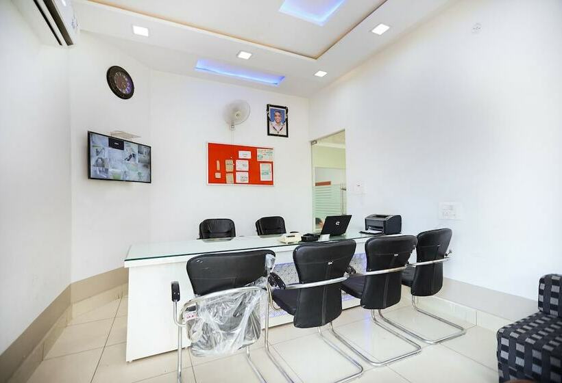 فندق Azad Garden By Oyo Rooms