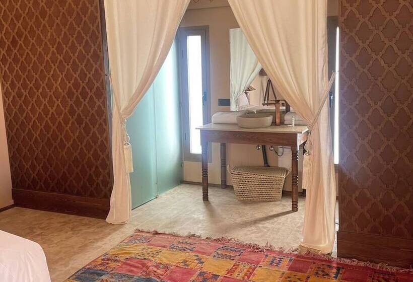 Отель The White Camel Lodge
