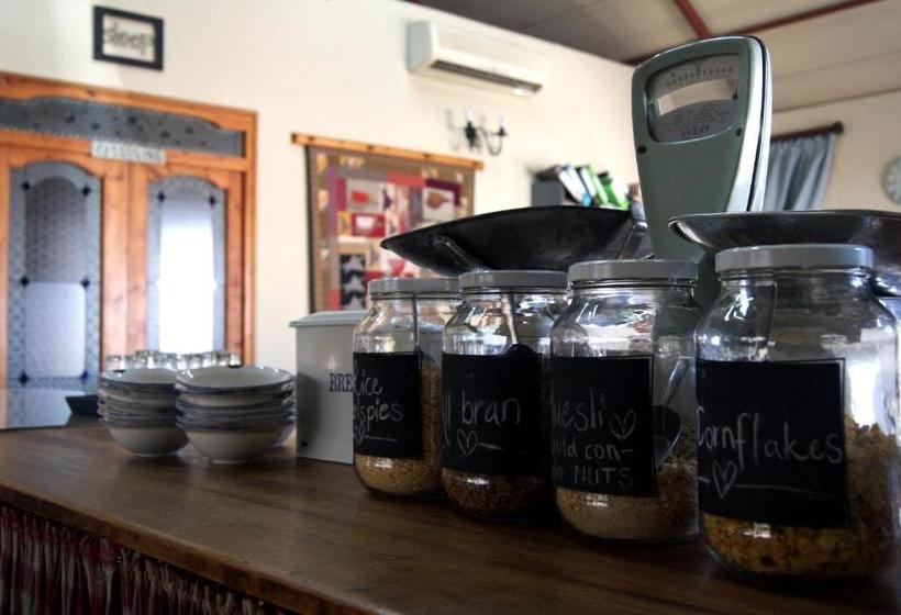 Пансион Homestead Guesthouse And Coffee Shoppe