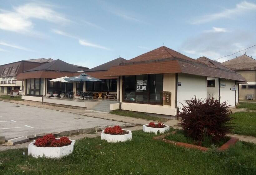 פנסיון Motel Licki Krovovi