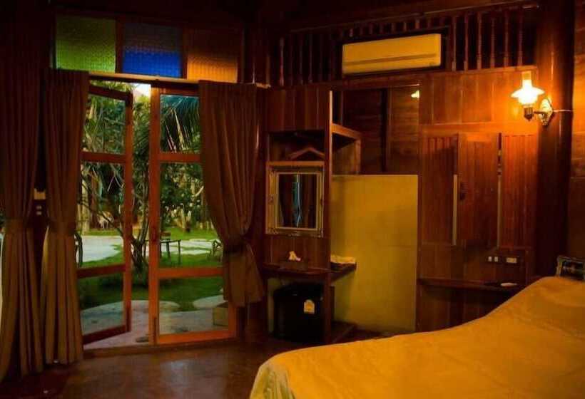 هتل Amphawa Club