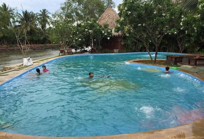 هتل Amphawa Club
